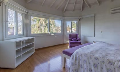 La suite principal tiene vista al jardín.