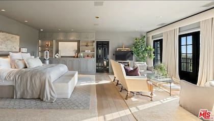 La suite principal tiene vistas al parque, área de descanso y ventanales que aportan luz natural