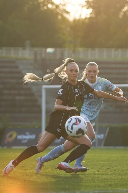 La suiza Alisha Lehmann en acción, con la camiseta del F.C. Como Women. Es una de las futbolistas más admiradas (juega en la selección de su país), con más de 17 millones de seguidores en Instagram
