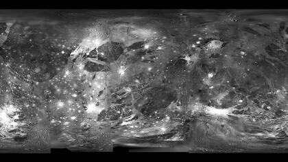 La superficie de Ganímedes está completamente congelada y se cree que debajo de esa capa de hielo se encuentra un océano.
