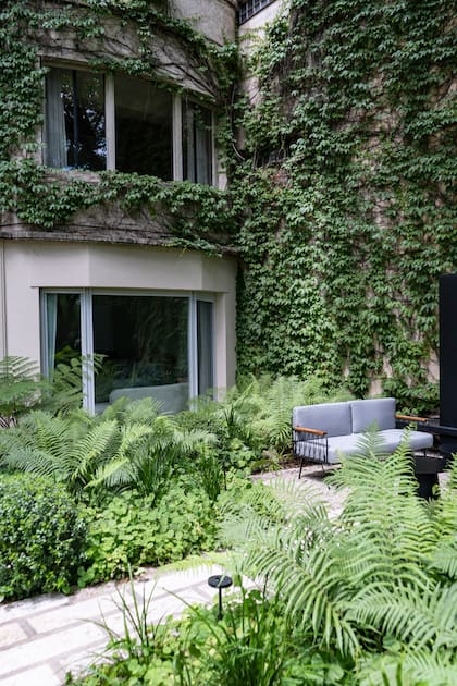 La superficie
de la terraza es de binder dolomita con placas de travertino intercaladas, y algunas piezas están martelinadas.