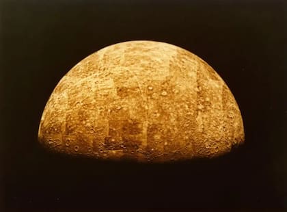 La superficie de Mercurio es bastante oscura, lo que hace creer que está recubierta de grafito. Esta foto compuesta, tomada por el explorador Mariner 10, ha sido tinturada para representar el color aproximado del planeta