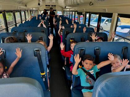 La superintendenta le aconsejó a los padres a ir de inmediato a la siguiente parada segura en caso de que el autobús escolar no se detenga
