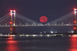 La superluna azul sobre el Puente de Rande, en Galicia, España.