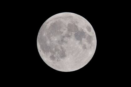 La Superluna de diciembre de 2025 también es conocida como Luna Fría y es más grande que las lunas llenas habituales (Pexels/PeterdeVink)