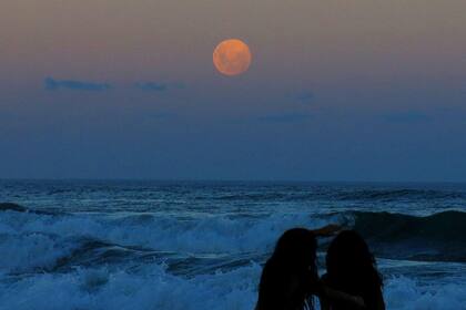 La Superluna en la costa atlántica 