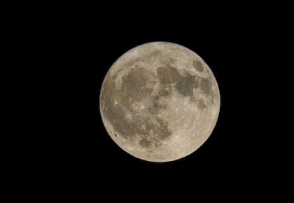 La superluna o Luna llena de noviembre se verá un 7,9% más grande y un 16% más brillante (Pexels/JayBrand)