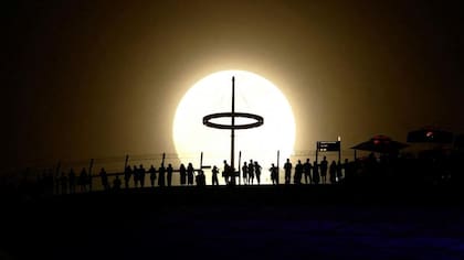 La superluna provoca mareas más altas de lo normal.