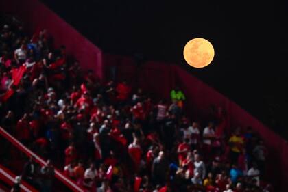 La superluna tampoco se quiso perder el partido entre Argentino Juniors y Fluminense por la Copa Libertadores en Buenos Aires, Argentina