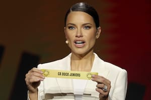 La supermodelo brasileña Adriana Lima develó la bolilla en la que se encontraba Boca Juniors, que integrará el Grupo C