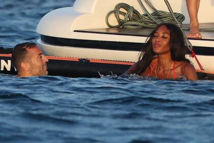 La supermodelo británica disfruta del verano europeo acompañado de amigos y de su pareja, el productor cinematográfico saudita Mohammed Al Turki