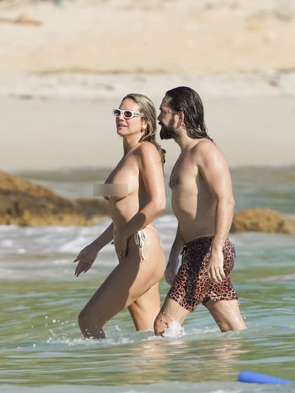 La supermodelo de 52 años tomó el sol en topless mientras descansaba junto al agua, segura y relajada bajo el sol caribeño