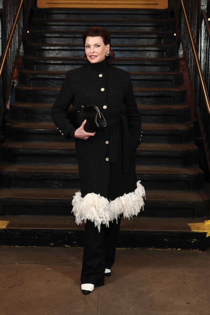 La supermodelo Linda Evangelista aplaudió a las modelos que salieron de una formación real y recorrieron el andén