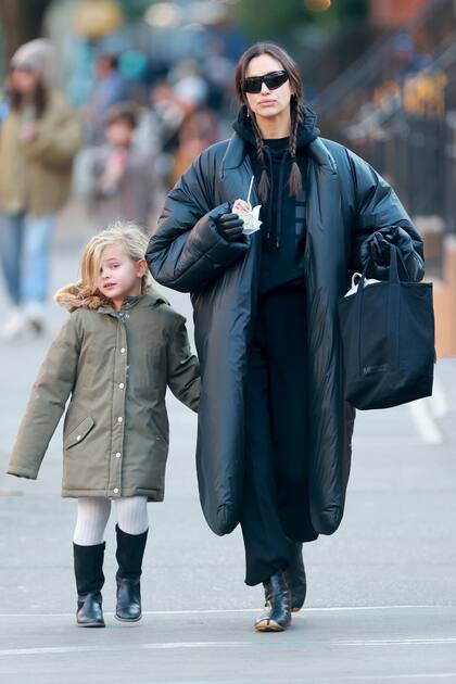 La supermodelo rusa Irina Shayk se vistió a la moda para una tarde de helados junto a su hija Lea