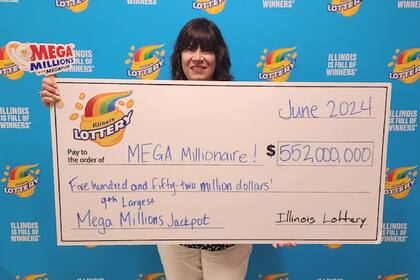 La supervisora ​​del Centro de Premios Des Plaines de la Lotería de Illinois, Kathy, posó con el cheque, debido a que el ganador de Mega Millions decidió permanecer en el anonimato