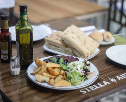 La Suprema Grillé a la crema de parmesano con papas rústicas o ensalada Caesar de Cantina Recoleta