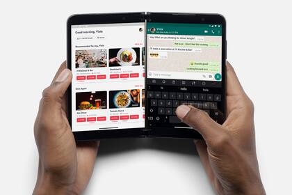 La Surface Duo 2 permite poner dos aplicaciones en pantalla al mismo tiempo y arrastrar contenido entre una y otra
