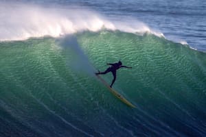 En las playas de Nazaré, los surfistas enfrentan la temporada de olas gigantescas
