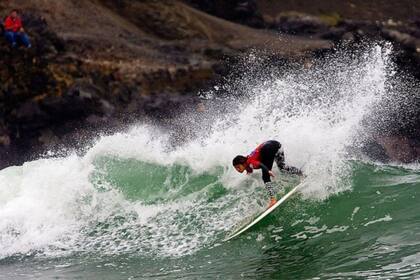 La surfista peruana Sofia Mulanovich se lucía en la playa Lobitos en 2010.