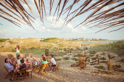 La Susana, el restaurante de playa de Vik Retreats, ubicado sobre las dunas de La Mansa