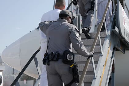 La suspensión de deportación es una medida discrecional que detiene temporalmente la remoción sin otorgar residencia ni modificar el estatus migratorio