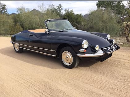 La suspensión hidroneumática del Citroën DS permitía elevar el auto para cambiar una rueda prácticamente sin esfuerzo
