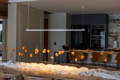 La sutil y muy funcional línea de luminarias colgantes y de mesa Nambu, aquí en el departamento 001 de Julia Saramaga y Cristela Caviglia.