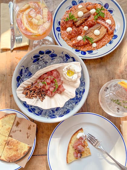 La taberna estilo griega Aquiles propone tapas mediterráneas.