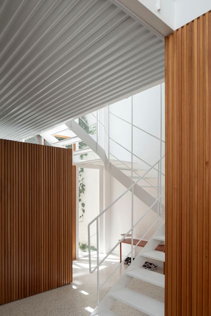 La tabiquería que no fue demolida se destacó con un revestimiento de paneles de madera.