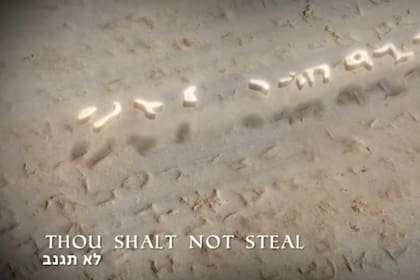 La tabla omite un mandamiento tradicional, reemplazándolo por una directiva samaritana