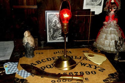 La tabla ouija no puede faltar en ningún lugar destinado a exhibir objetos relacionados a los fenómenos paranormales