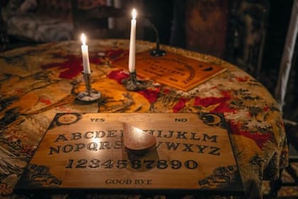 La tabla Ouija se utiliza en el castillo de Fougeret para comunicarse con los muertos
