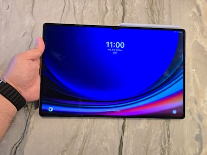 La tableta Galaxy Tab S10 Ultra de frente, un modelo que cuenta con una enorme pantalla de 14,6 pulgadas