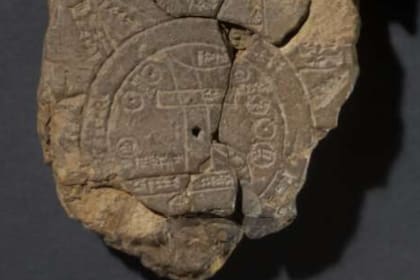 La tablilla de arcilla muestra un mapa de la antigua Mesopotamia que data del siglo VI a.C.