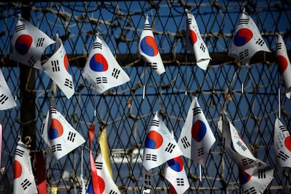 La taegeukgi lleva en su centro el símbolo del yin-yang.