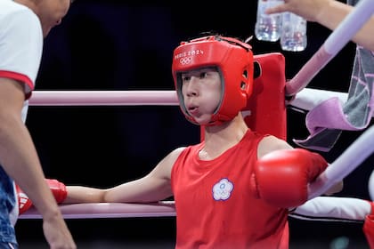 La taiwanesa Lin Yu-ting descansa entre asaltos (AP Foto/Ariana Cubillos)