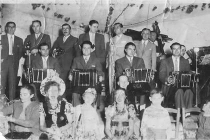 La Tango Orchestra, circa 1945, con Zeide José, arriba, tercero desde la izquierda