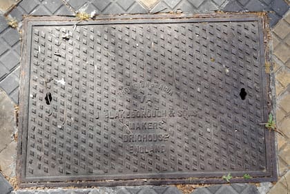 La tapa de Blakeborough & sons Brighouse, en una esquina de Belgrano (foto: @cronistadelaciudad)