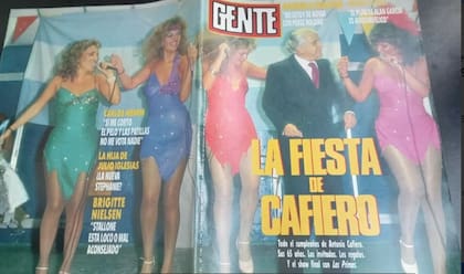 La tapa de la revista Gente que tiene la foto de Yuyito sobre Menem. La nota de tapa estaba en sintonía: reflejaba el cumpleaños de Cafiero y estaba ilustrada con una foto del recién elegido gobernador de la provincia de Buenos Aires bailando con Las Primas. Sí, las de "saca la mano Antonio".