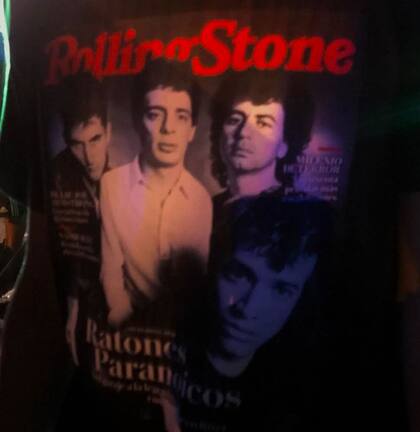 La tapa de los Ratones Paranoicos en una remera de una persona del público del festival