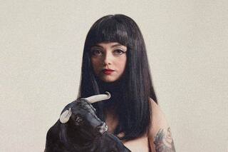 Mon Laferte vuelve a apuntar contra el presidente de Chile en su nuevo disco