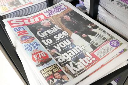 La tapa de The Sun, con el paseo de compras del fin de semana pasado.