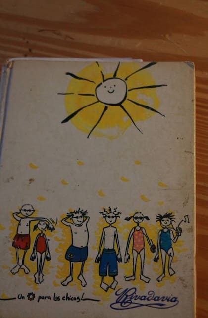 La tapa del cuaderno que la mamá le regaló a Manuel