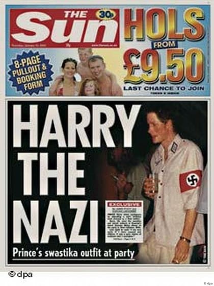 La tapa del diario The Sun de 2005 en que se ve al Príncipe Harry con un traje nazi