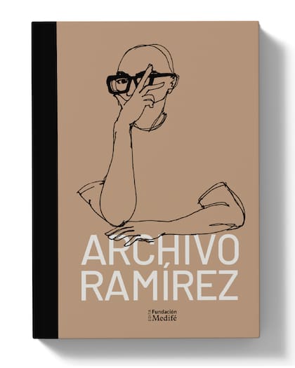 La tapa del libro "Archivo Ramírez", con un "autorretrato a mano alzada. Yo, que como dibujante soy autodidacta, en la facultad aprendí esta técnica donde tenés que dibujar sin levantar el lápiz y sin mirar lo que estás dibujando. Lo hice con la foto de mi perfil que me habían hecho los fotógrafos Val Musso. La agarré y dije 'bueno, esto soy yo'"