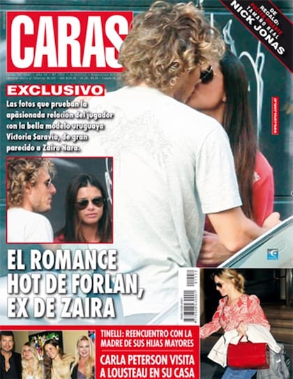 La tapa. El beso que confirma que Forlán y Saravia son algo más que buenos amigos.