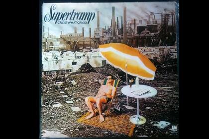 La tapa original del vinilo de Supertramp "¿Crisis? ¿Qué crisis?" El contraste es brutal. Rick Davies, quien llevó el boceto de la idea al estudio de grabación, dijo que, explícitamente, quería mostrar un entorno caótico.