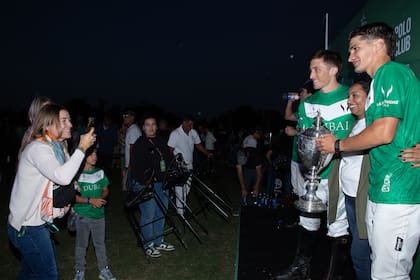 La tarde concluyó con más festejos y los fans pidiéndole a los Castagnola, fotos de recuerdo.