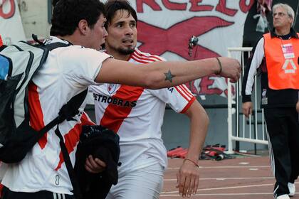 La tarde de la consagración en el Monumental y ante Almirante Brown: Luciano Vella rumbo al vestuario, es interceptado por un hincha, después de lograr el ascenso con River