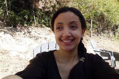 La tarde del crimen, Cassandre Bouvier descansa en una confitería cercana al acceso a la quebrada